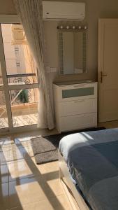 开罗Hayat Al-Rehab Apartment的一间卧室配有一张床和一面大镜子