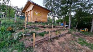 ŠkocjanNatural Cottage Glamping Eco-Tiny House的花园中的一个树屋