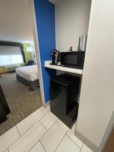 拉斯维加斯拉斯维加斯快捷假日酒店及套房的酒店客房带一张床和一台微波炉