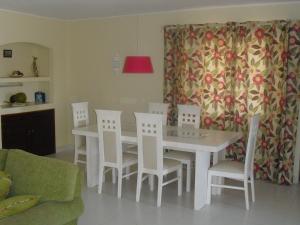 卡武埃鲁Vila Nova- by Portugalferias的厨房配有白色的餐桌和椅子
