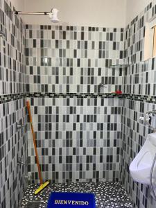 恩卡纳西翁Hospedaje La Perla的浴室铺有黑白瓷砖。