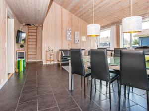 乌尔夫堡Holiday home Ulfborg XXII的一间带桌椅的用餐室
