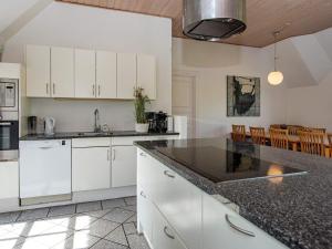 ØbySeven-Bedroom Holiday home in Ulfborg 4的相册照片