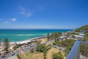 黄金海岸伯里海滩塔楼公寓式酒店的享有海滩和海洋的空中景致