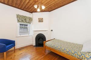 沃纳姆堡Dunraven on Banyan的一间卧室配有一张床和一个壁炉