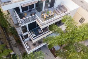 圣地亚哥Balboa II by AvantStay Modern Condo w Balcony Views of Balboa Park的棕榈树房屋的顶部景色