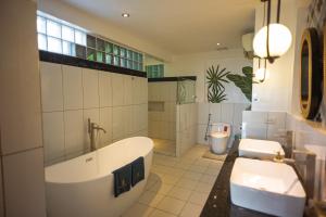 波尔多·格尼拉Villa Escarceo的一间带大浴缸和卫生间的浴室