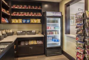 安纳海姆奥兰治艾尔斯酒店的一间设有开放式冰箱的杂货店