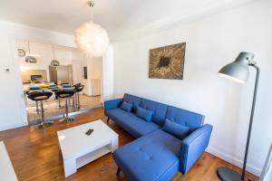 圣艾蒂安KASA ZAMBEZE - Spacieux - WIFI的客厅配有蓝色的沙发和桌子