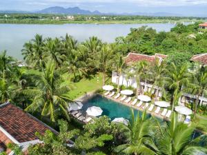 会安Emerald Hoi An Riverside Resort的享有度假村的空中景致,设有游泳池和棕榈树