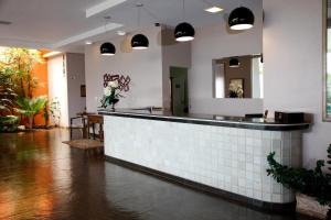 乌贝兰迪亚阿蒂公园酒店的餐厅设有瓷砖柜台和镜子