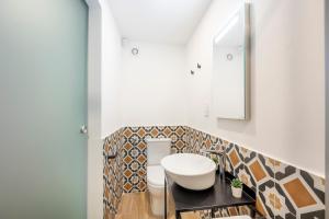 斯利马Fort40 Guest House的一间带水槽和卫生间的浴室