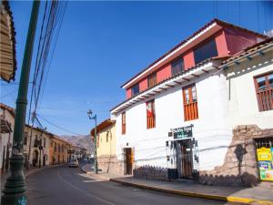 库斯科Casa de Laura的白色建筑城镇的街道