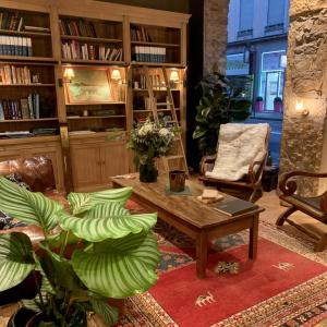 里昂泰特多尔酒店的客厅配有咖啡桌和书架