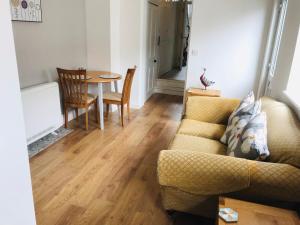 Character Town Centre 1 Bed Flat Boston的休息区