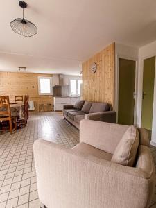 热德尔Maison de montagne proche Gavarnie 12-14 personnes的一间带两张沙发的客厅和一间厨房