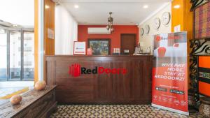 达沃市RedDoorz Plus at Eco Green Boutique Hotel的红色门餐厅,有红色门标