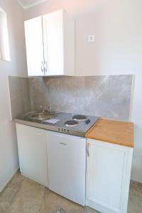 索科矿泉村Fenix Apartments的厨房配有炉灶和水槽