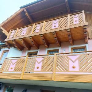 Seebach哥斯托德尔布里克度假屋的木制阳台,位于带木屋顶的建筑中