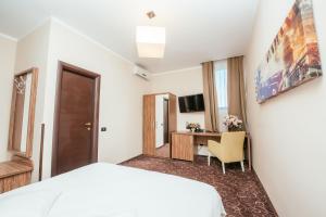 德罗贝塔-塞维林堡C Guest House的配有一张床和一张书桌的酒店客房