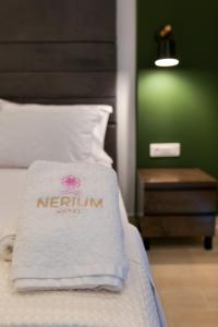 卡萨米尔NERIUM Hotel的酒店客房,配有一张带餐巾的床