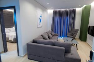 卡萨米尔NERIUM Hotel的带沙发的客厅和卧室
