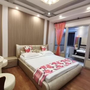 嘉善西塘尊闻堂庭院度假民宿的一间卧室设有一张大床和一个窗户。
