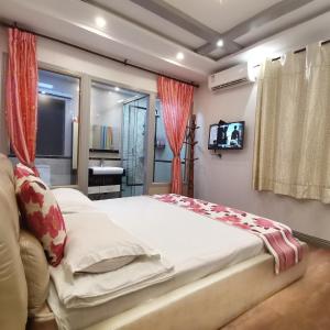 嘉善西塘尊闻堂百寿厅庭院景观民宿的一间卧室配有一张大床和电视
