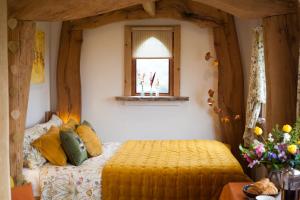 赫里福德The Queen Bee Cabin的一间卧室设有一张床和一个窗口