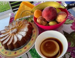 San SperateB&B Il Sentiero的一张桌子,上面放着一盘蛋糕和一碗水果