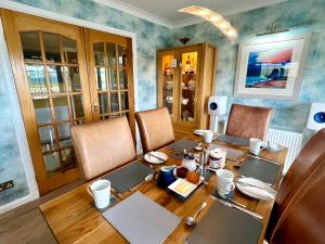 SkeabostToradale B&B的一间带木桌和椅子的用餐室