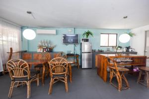长滩岛8 Colors Beach House Resort的厨房以及带木桌和椅子的用餐室。