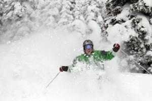 锡尔弗斯塔The Pinnacles Suites & Townhomes的一个人在雪覆盖的斜坡上滑雪