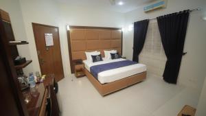 卡拉奇Four Squares Karachi的一间卧室,卧室内配有一张大床