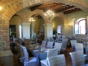 丽都迪丰迪Tenuta Vento di Mare的大楼内带桌椅的用餐室