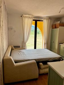 Sainte-LéocadieVal de Llous I 40的一间卧室设有一张床和一个大窗户