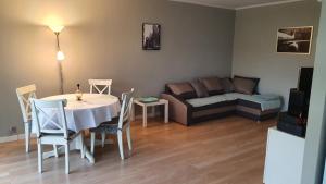 卡托维兹Spokojna APT的客厅配有桌子和沙发