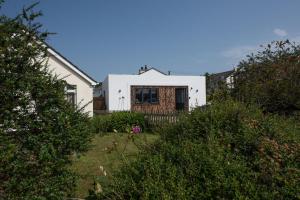 卡比斯贝Bay Dream, St Ives的白色的房子,有灌木的院子