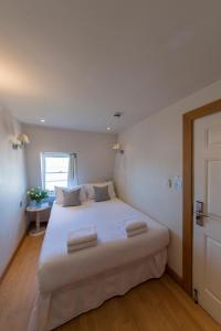 伦敦百乐门酒店的卧室配有一张带两个枕头的大白色床