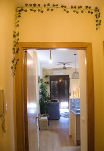 TalarnGrace, apartamento con terraza y vistas的走廊上设有客厅,墙上有一扇带树叶的门
