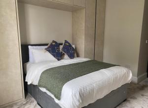 Colindale2 Bedroom Lux Apartment in Hendon- New Build的一间卧室配有一张带镜子的大床