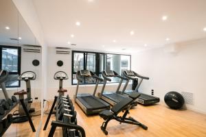 巴里尼古拉斯酒店的健身房设有数台跑步机和椭圆机