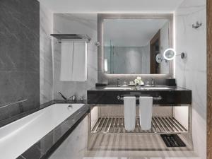 迪拜迪拜费尔蒙特酒店的带浴缸、水槽和镜子的浴室