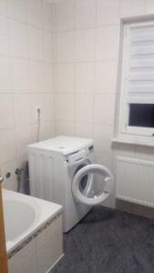 厄林根Ferienwohnung DaWie的白色的浴室设有小便室和浴缸。