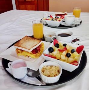 SatipoVicttorios Hotel的桌上的早餐盘