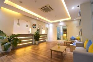 岘港Palmier Hotel - Art House Da Nang的客厅配有沙发和桌子