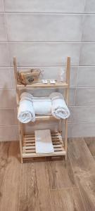 鲁伊德拉Hostal Restaurante La Mancha的浴室内带毛巾的木制架子