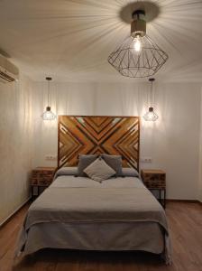 鲁伊德拉Hostal Restaurante La Mancha的一间卧室配有一张大床和两个灯