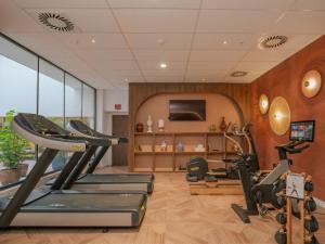 塞维利亚Ibis Styles Sevilla City Santa Justa的健身房,配有跑步机和有氧运动器材
