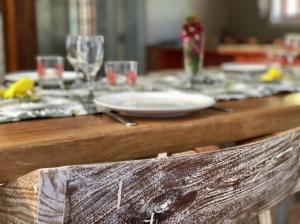 拉迪格岛Ambiance Villa的一张木桌,上面有盘子和眼镜